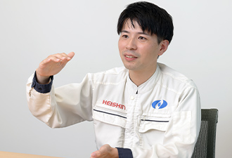 インタビューに答える姿