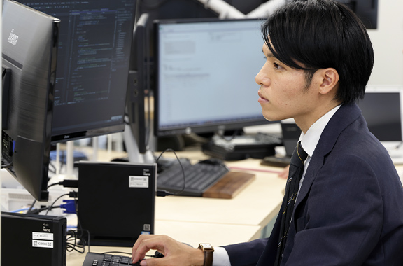 インタビューに答えている姿