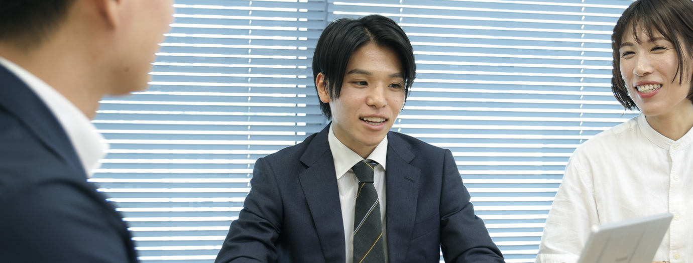 同僚と会話をしている姿