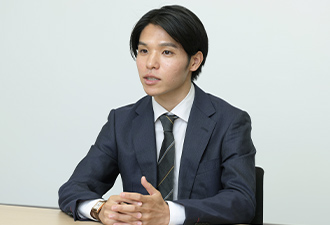 同僚と談笑する姿