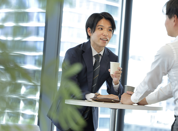 パソコンに向かって作業をしている姿