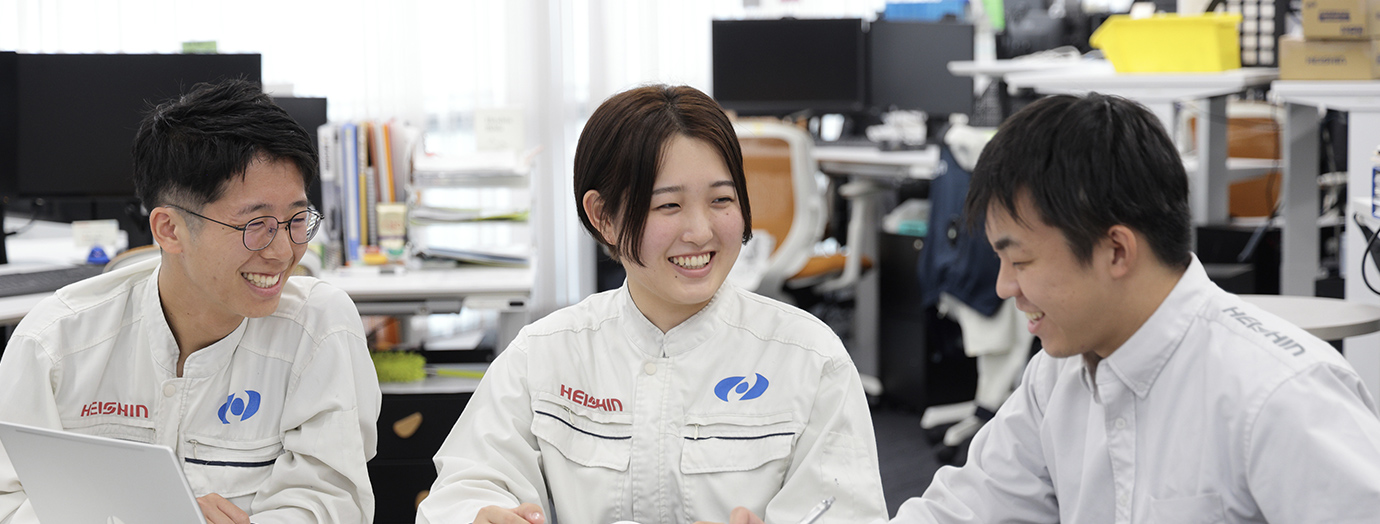 同僚と会話している様子